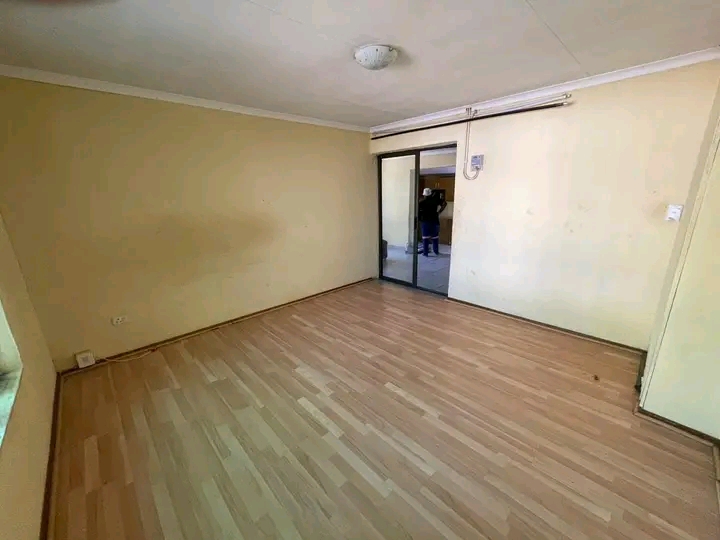 1 bedroom  cottage, comes with  lounge,fitted  in Old Birch Acres