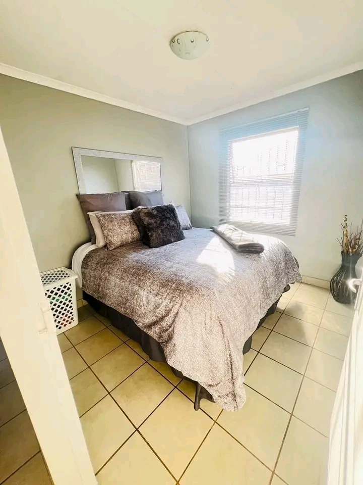Neat & clean 3 bedroom house. 
empty & avail  in Alberton
