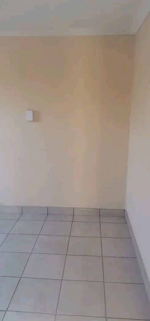 2 rooms to rent in oakmoor for r2200. 1 bedro  in Tembisa
