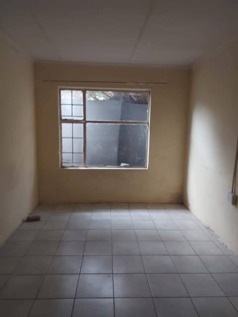 1 spacious bedroom bachelor with fitted kitch  in Birch Acres
