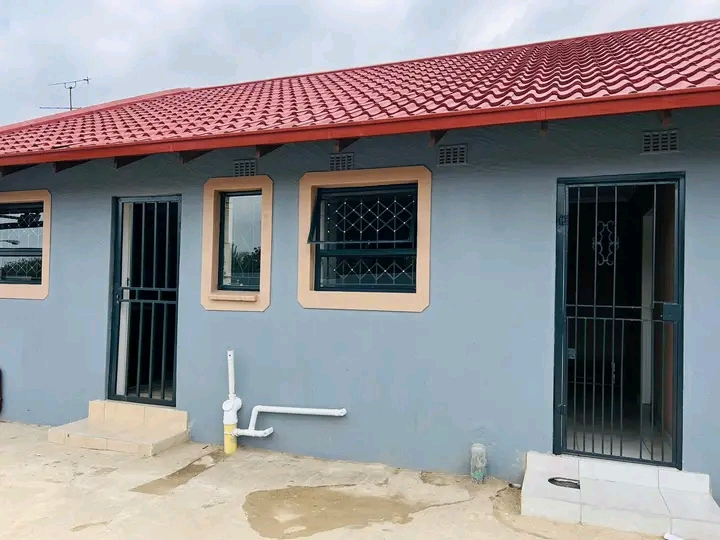 1 bedroom bachelor comes with a fitted kitche  in Birchleigh North