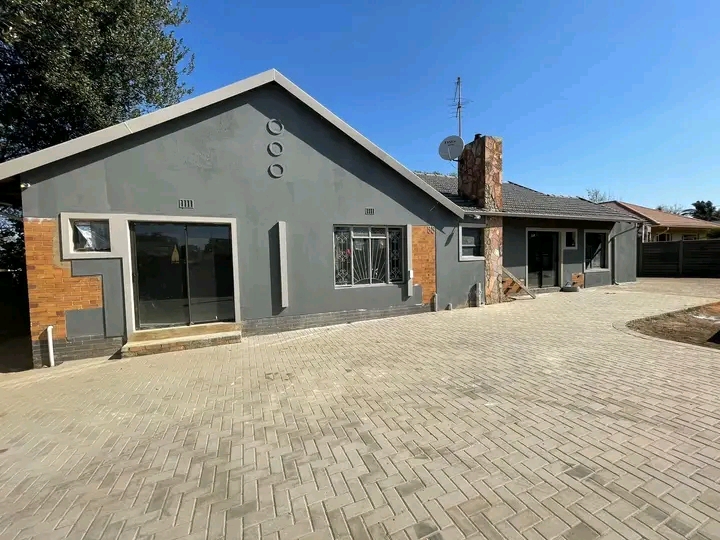 3 units .separate bedroom cottage with open p  in Birchleigh