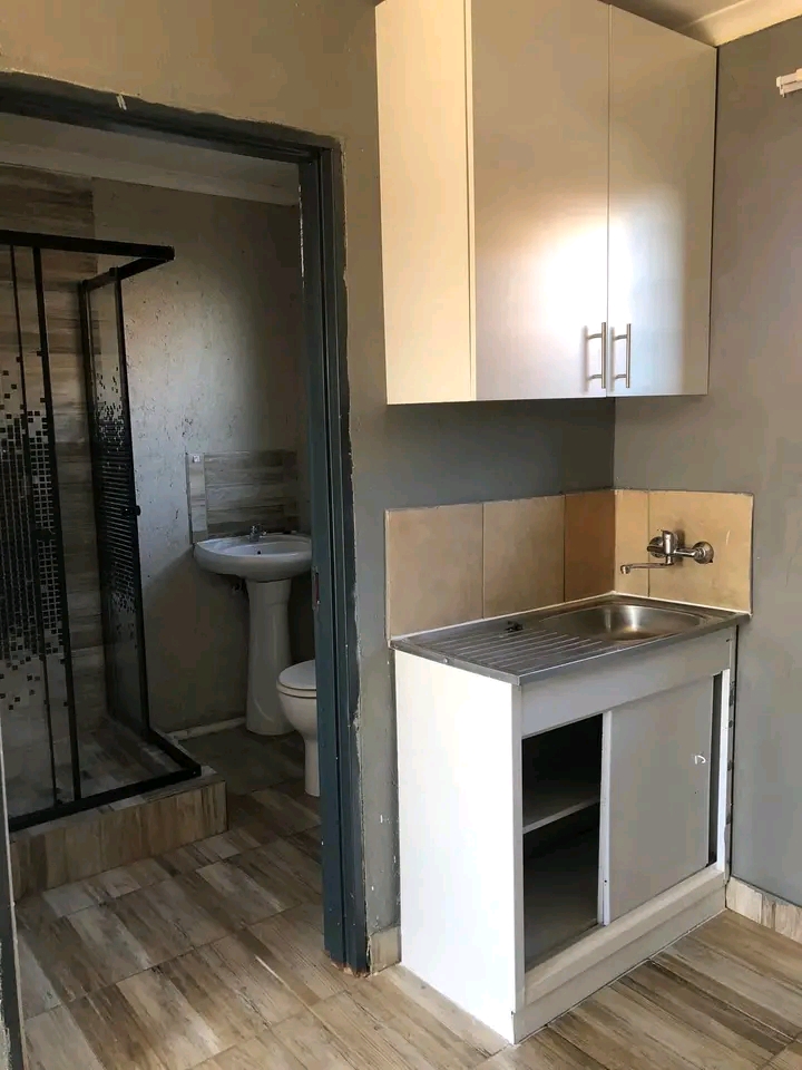 En-suite bachelor room to rent at extension 4  in Protea Glen