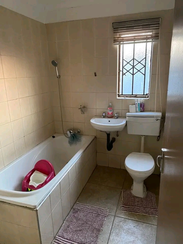 Peaceful family home in extension 16

we re  in Windmill Park