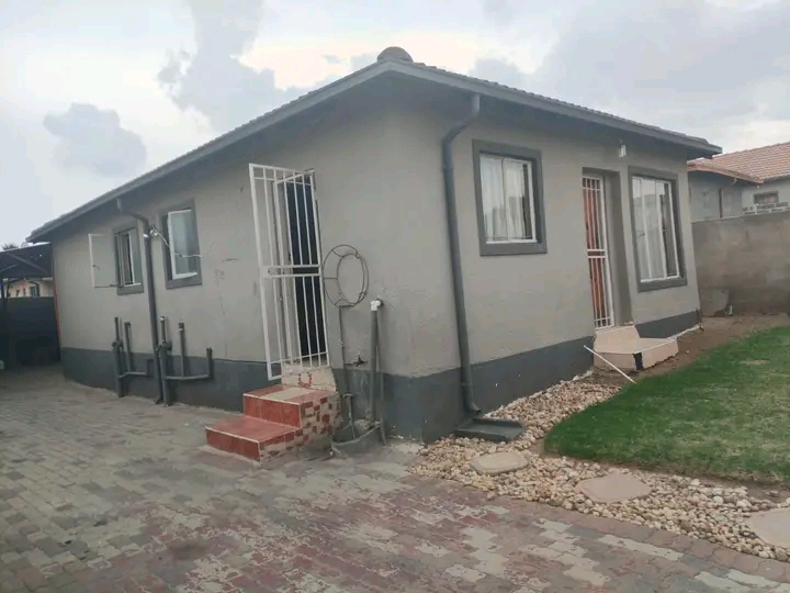 3 bedroom house  with the fitted kitchenette,  in Kempton Park