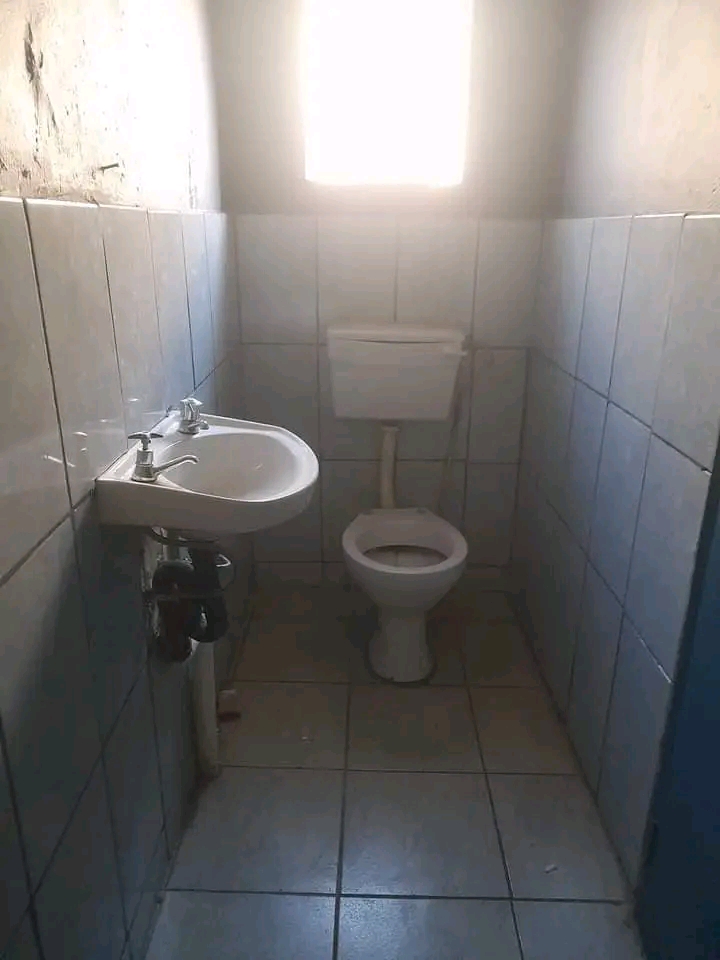 Bachelor unit to let in 7th avenue jhb r2200   in Bezuidenhout Valley