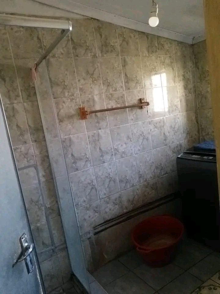 House available to rent.

area: (basothong)  in Vosloorus