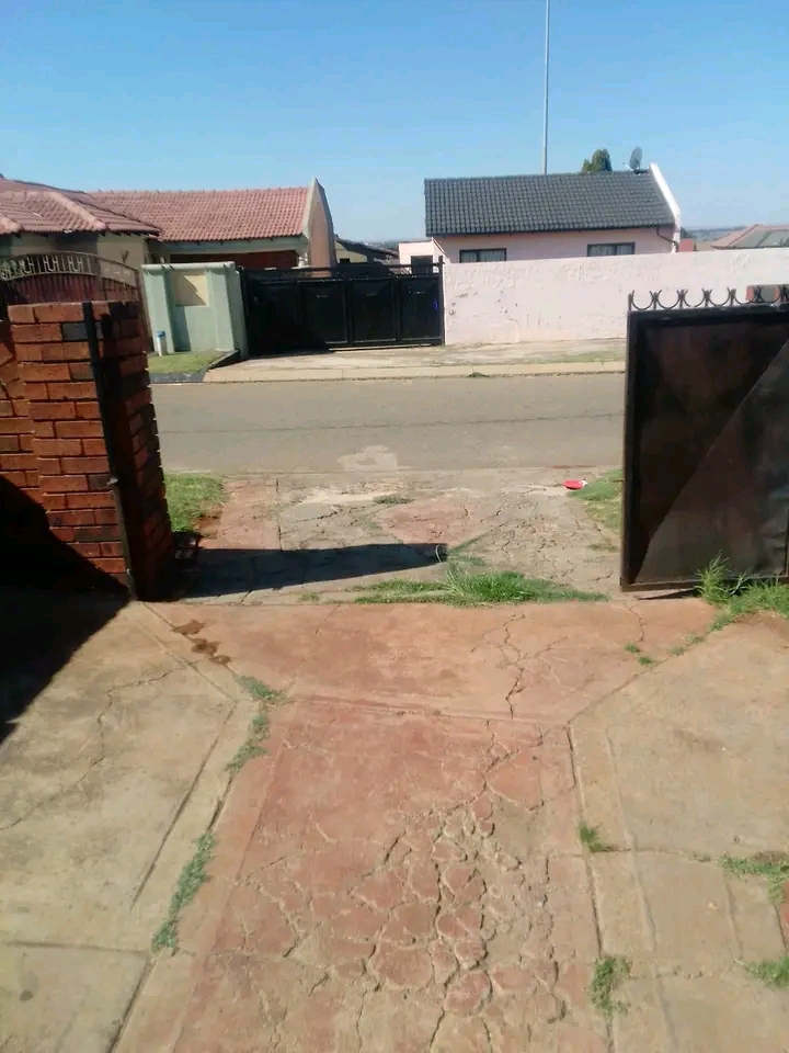 A loan standing 3  bedroom house available fo  in Vosloorus