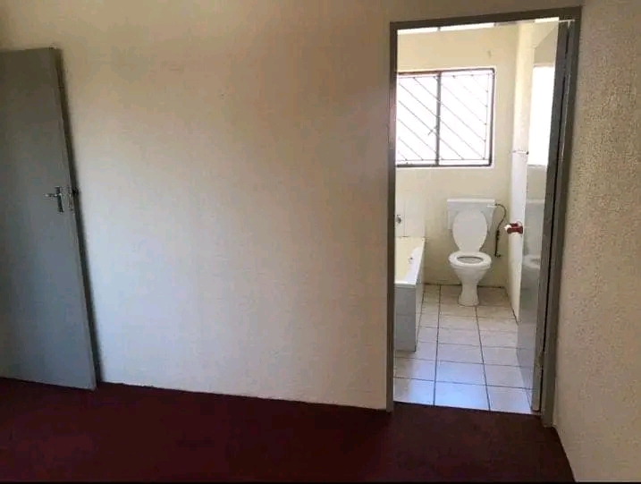 3bedrooms 2bathrooms
6500 rent 
r6500 depos  in Birch Acres