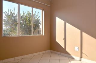 Lovely and spacious 2 bedroom 1-bathroom apar  in Protea Glen