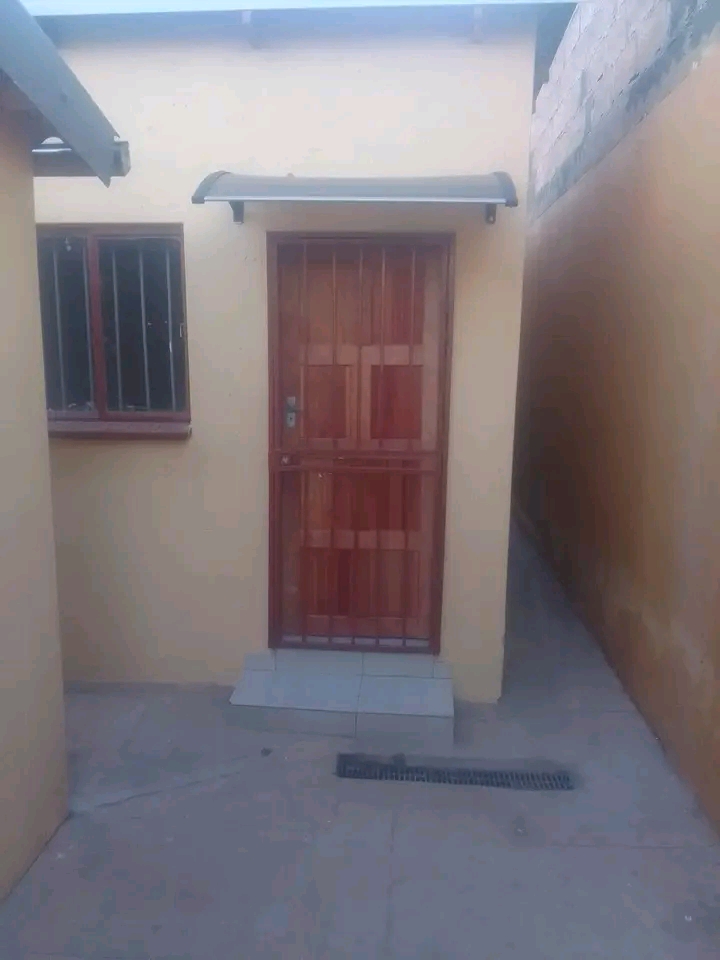 Bachelor en-suite
rent r3000
deposit r3000  in Orlando West