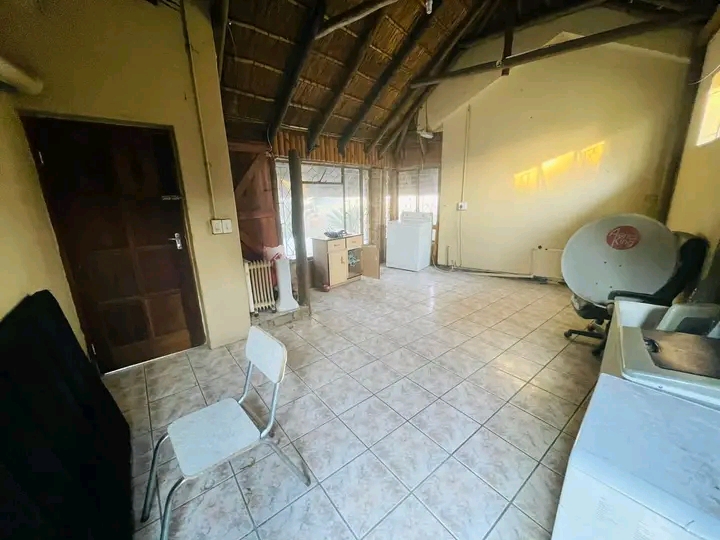 1 separate bedroom cottage with open plan kit  in Esther Park