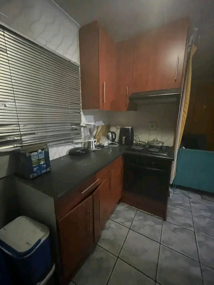 1 bedroom cottage available
fitted cupboards  in Ebony Park