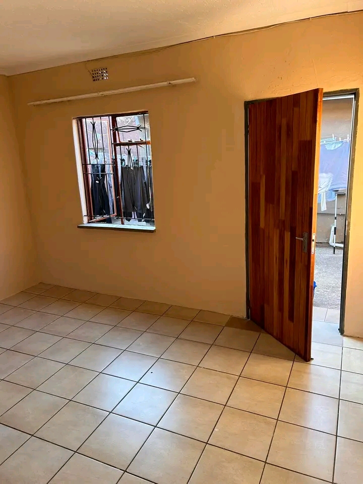 Room available
•walking distance to jabula  in Molestane