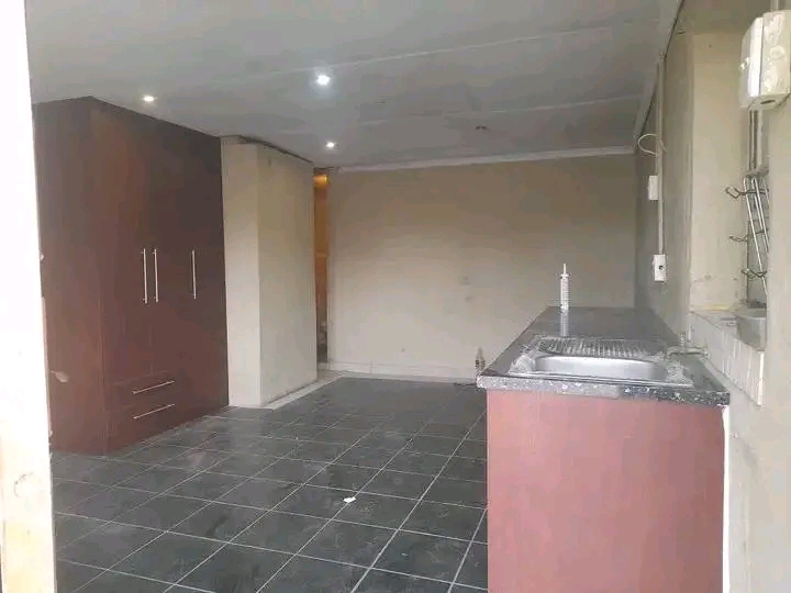 Spacious bachelor to let in stanhope road
r3  in Wychwood