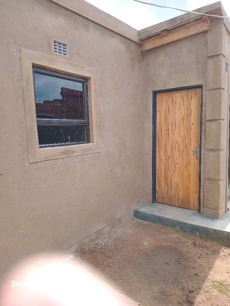 Newly built rooms available for rent located   in Meadowlands