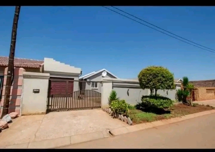 🏡 spacious room to rent in ext 26, soweto   in Protea Glen