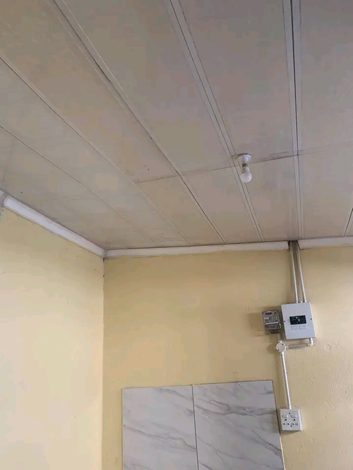 2 room available
khumalo velly near sontonga  in Katlehong