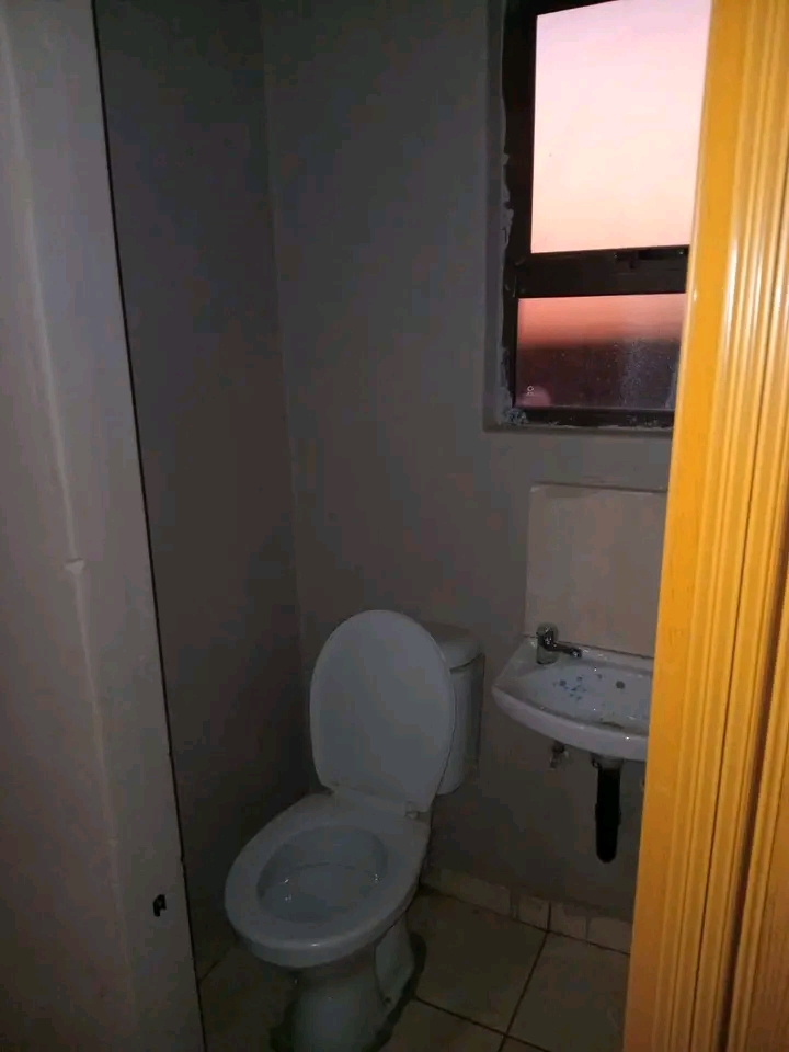 A bachelor room to rent in ext24 r2300 pm cal  in Protea Glen