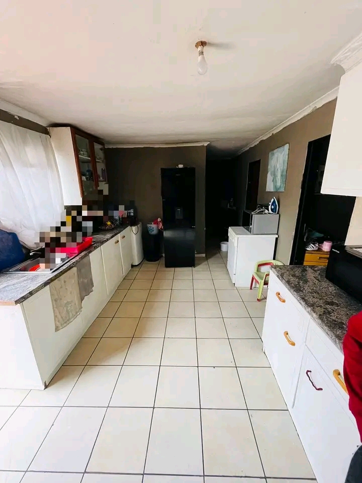 2 bedroom cottage with wardrobe, which kitche  in Norkem Park