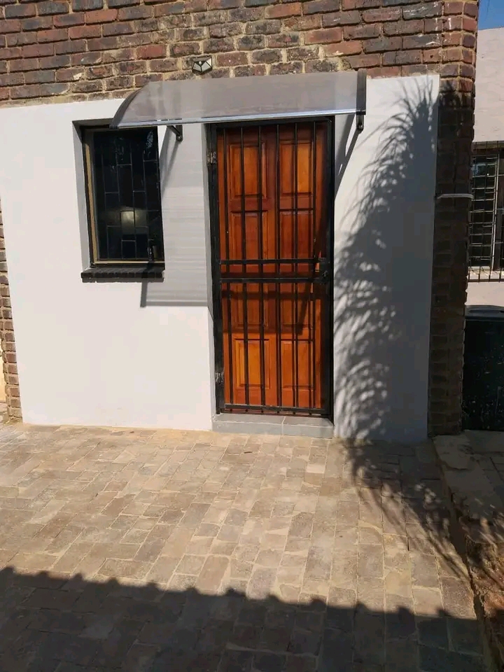 1 spacious bedroom cottage comes with a fitte  in Old Birch Acres