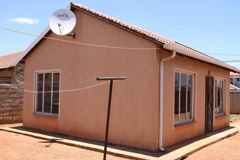 Here s a 2 spacious bedroom house available f  in Protea Glen