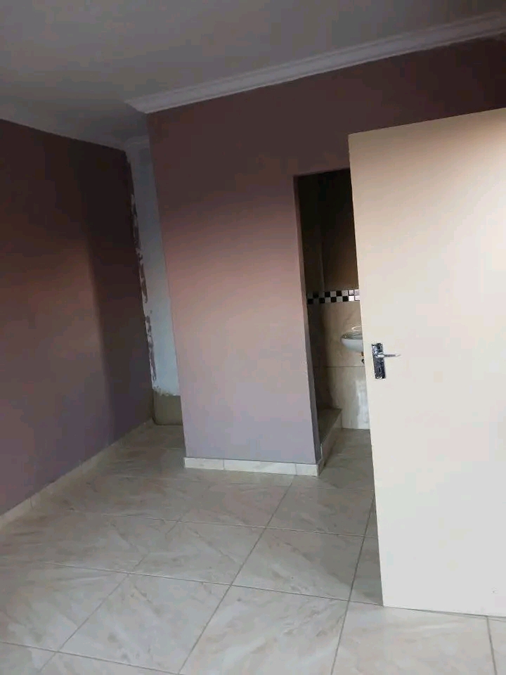 Cottage to rent with inside shower and toilet  in Cosmo City