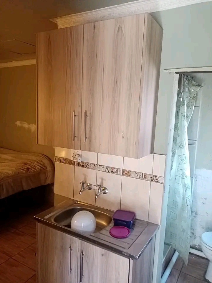 Room self contained
secure yard
r2200  in Roodekop