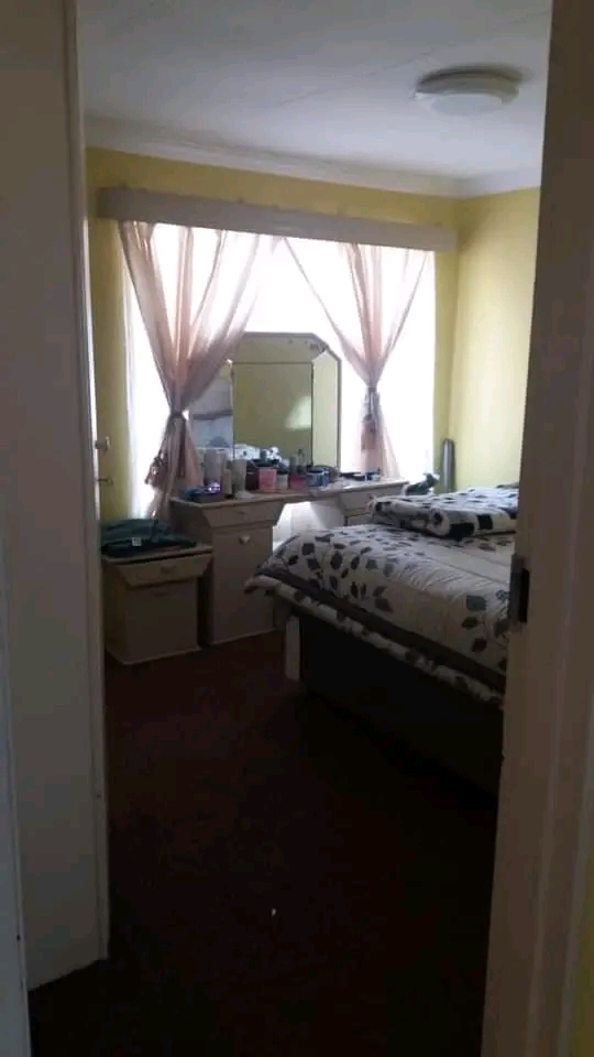 3 bed 1 bath house for rent r5200(neg). conta  in Soweto