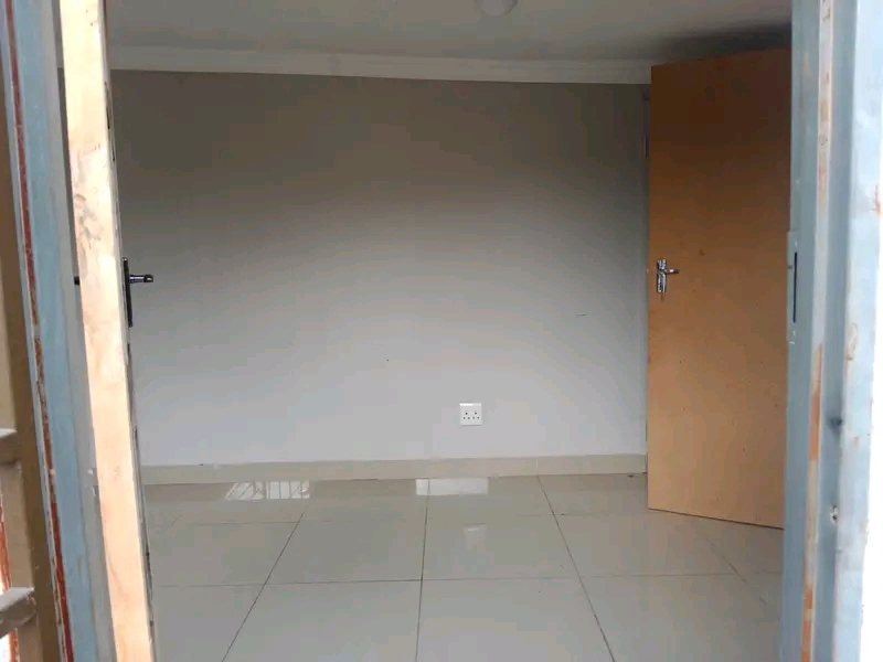 Big outside room like cottage 
available now  in Orange Grove
