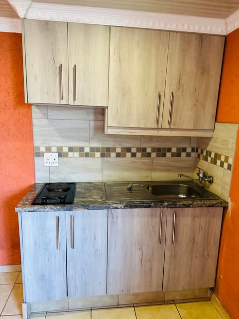 Bachelor available from the 1st of march. ext  in Vosloorus
