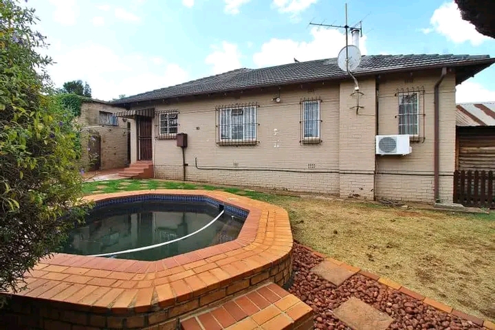 This beautiful 3 bedroom, 1 bathroom, kitchen  in Germiston