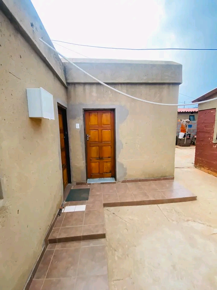 Room and garage available for rental.
phase   in Braamfischer