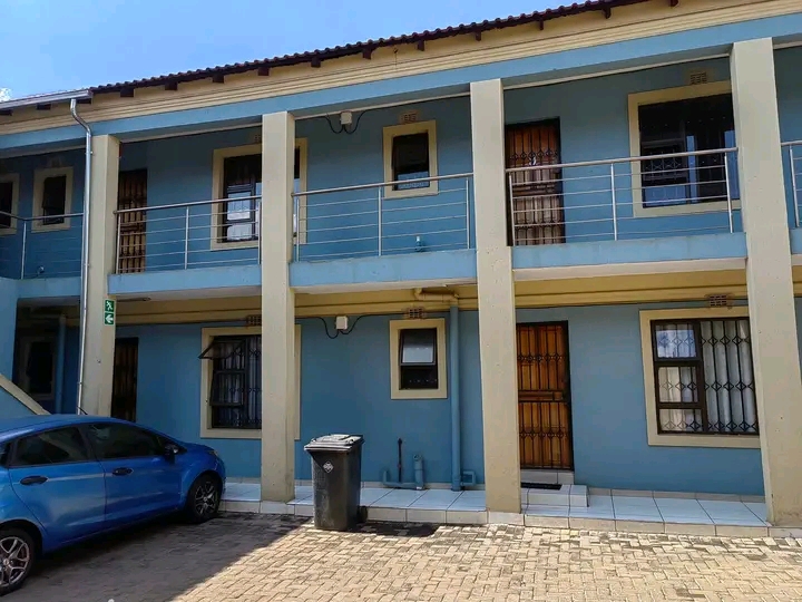 Spacious bachelor unit empty & available imme  in Vosloorus