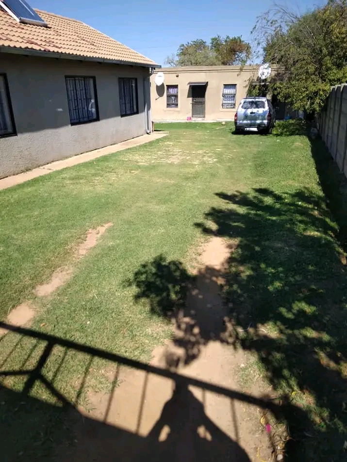 A 3 bedrooms house available right now for re  in Senaoane