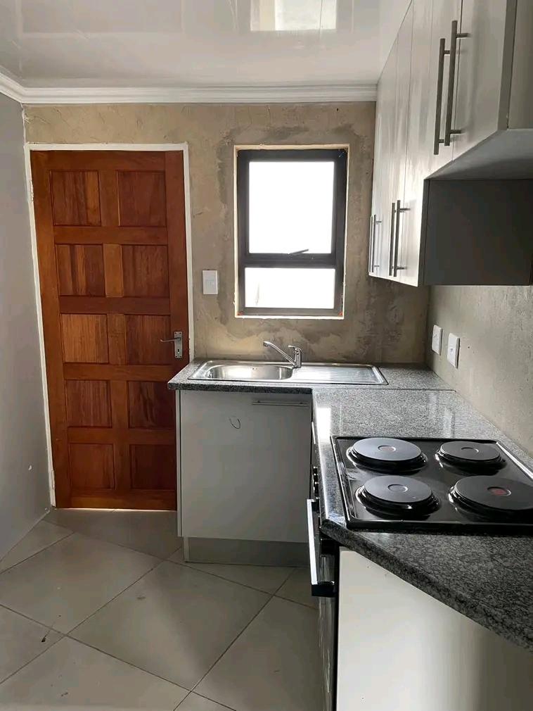 2 fitted bedroom cottage comes with a fitted   in Norkem Park