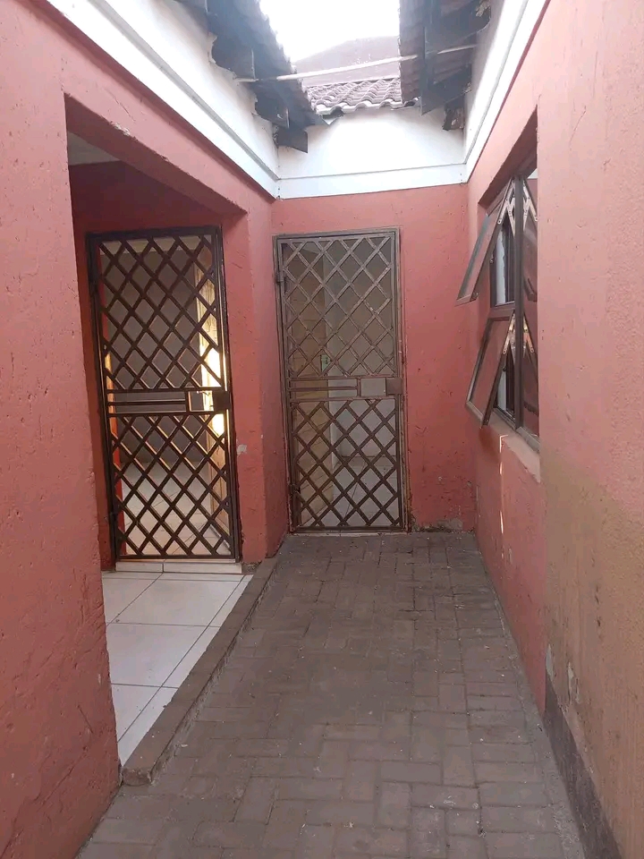 Rooms available ext 2, for r1500 and r1800 wa  in Protea Glen