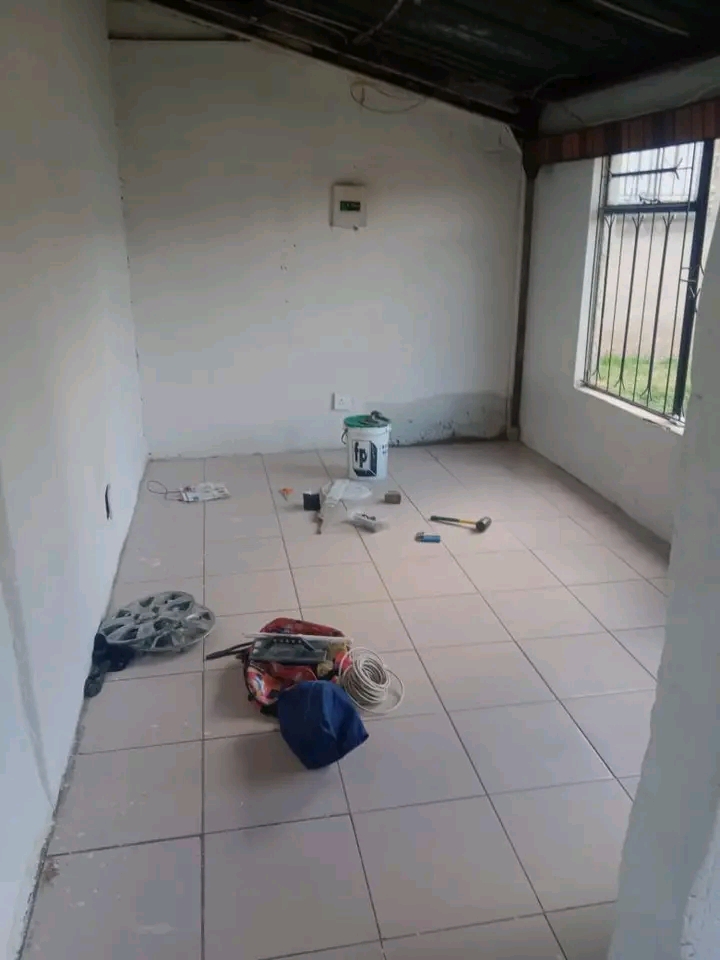 2 room to rent available
-tiled and has no c  in Difateng