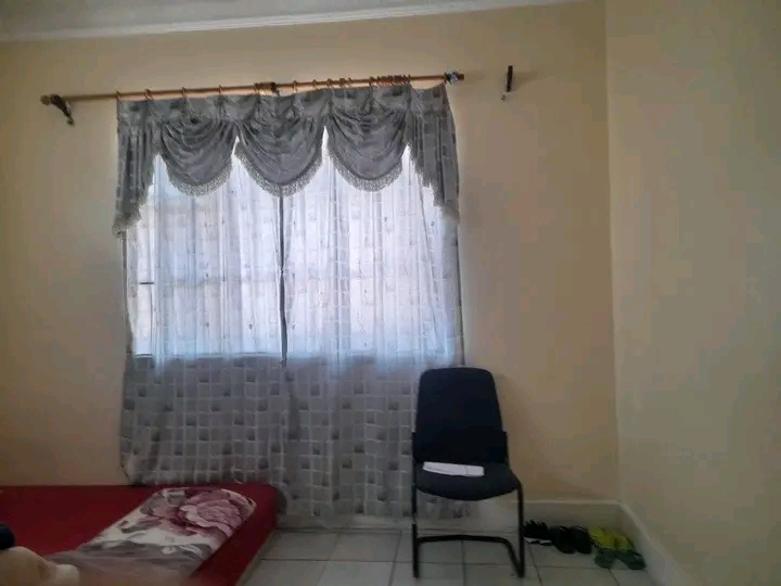 Inside room to let in oxford road johannesbur  in Kensington