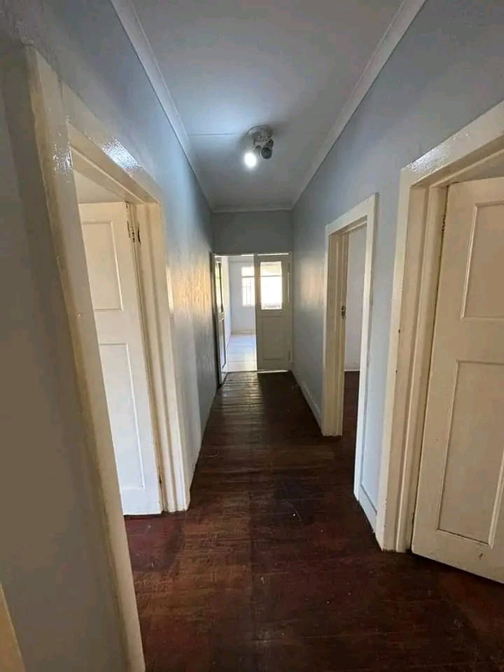 Rooms to let in a 3 bedroom house
room 1 (en  in Bezuidenhout Valley