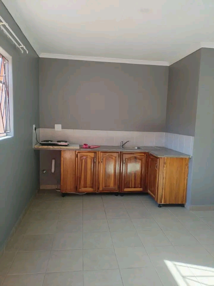 An open bachelor with fitted kitchen, 2 plate  in Old Birch Acres