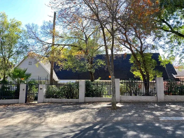 Room to rent in house-share, r4,350.00, for a  in Ferndale