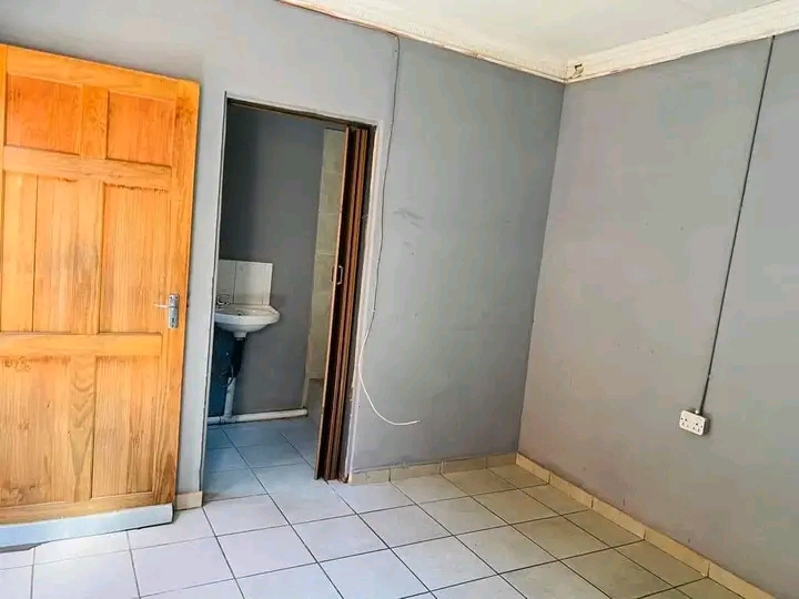Room to rent at eastfield with an en-suite 20  in Vosloorus