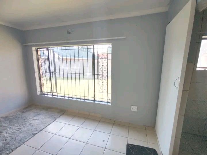 One bedroom(bachelor)r2850 rent ,deposit r150  in Rhodesfield