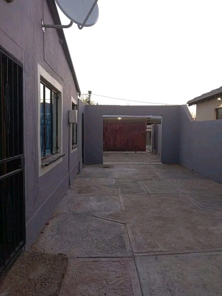 3 bedrooms house with 1 outside room availabl  in Protea Glen