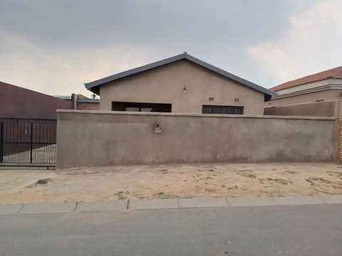 3 bedroom house available for immediate occup  in Pimville