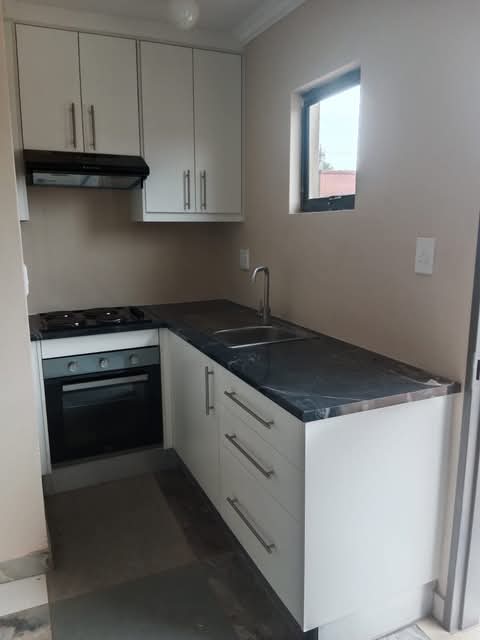 1 bachelor unit available
- fully fitted, ti  in Spruitview