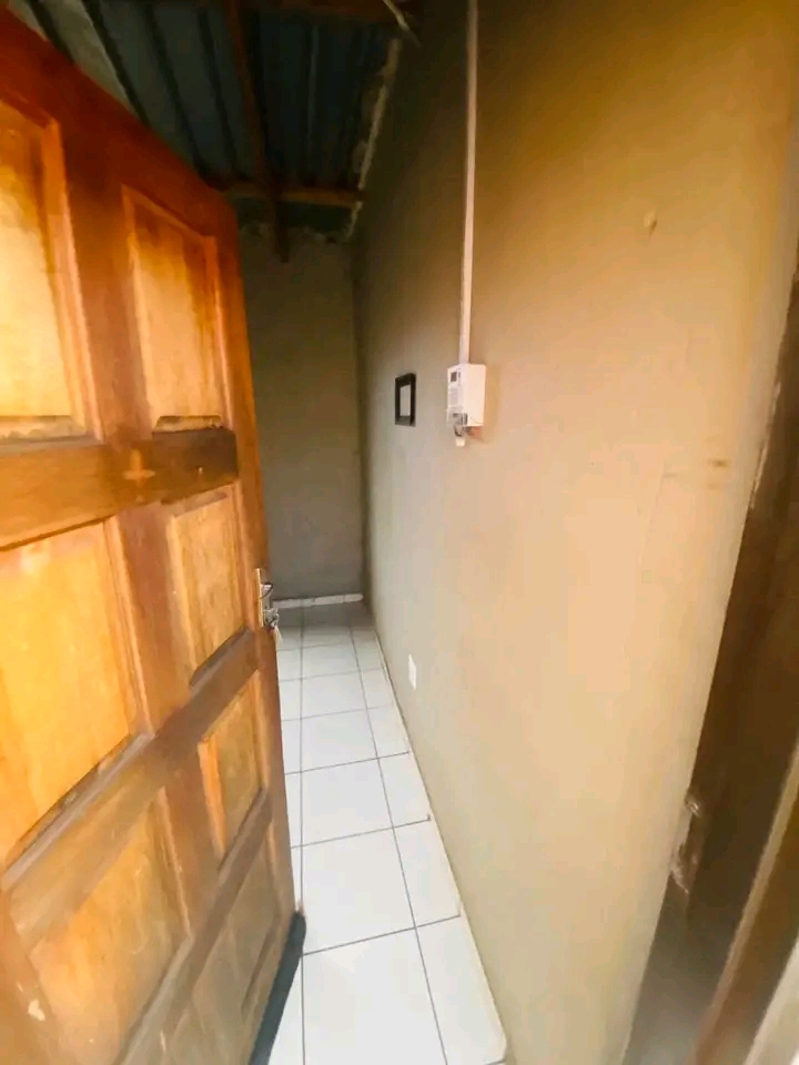Room and garage available for rental.
phase   in Braamfischer