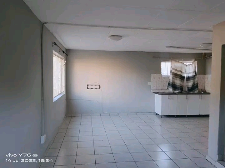 1 bedroom unit available.
water and electric  in Mondeor
