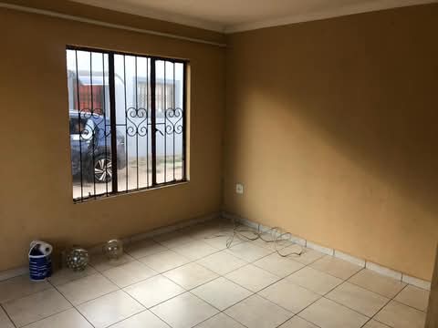 2 bedroom house coming with a  fitted kitchen  in Norkem Park